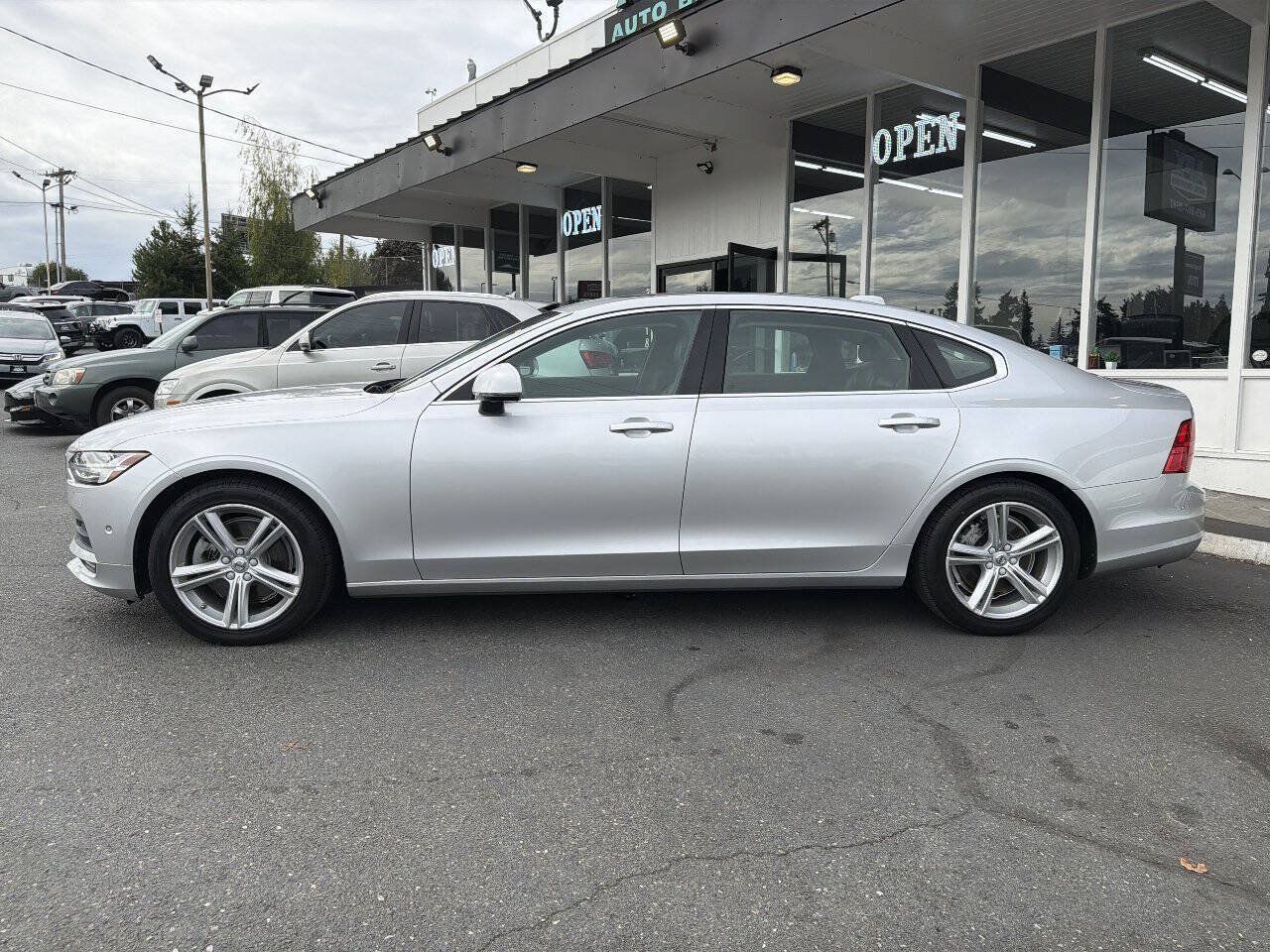Used 2018 Volvo S90 T5 Momentum w/ Convenience Package AWD/4WD image 3