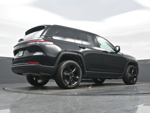 Used 2024 Jeep Grand Cherokee Altitude image 30