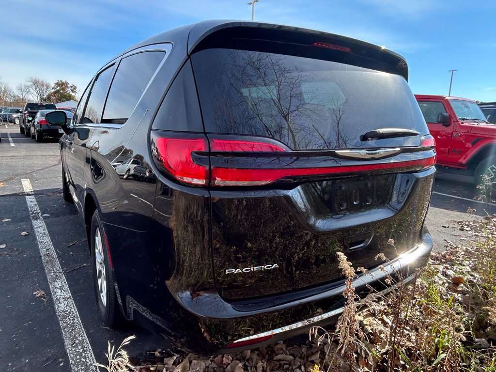 Used 2025 Chrysler Pacifica Select FWD image 7