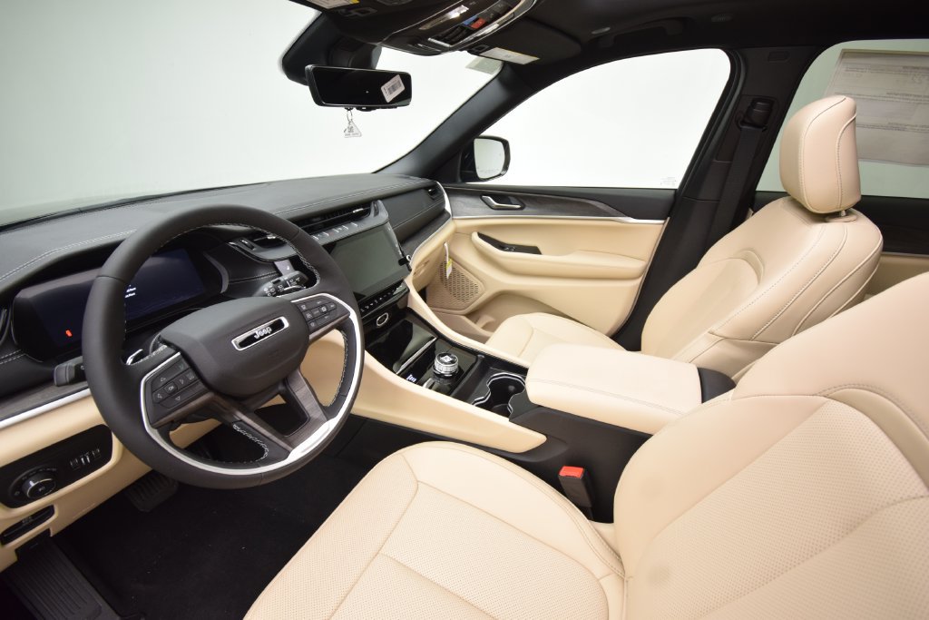 New 2027 Jeep Grand Cherokee Limited AWD/4WD image 36