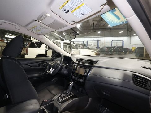 Used 2017 Nissan Rogue SV w/ SV Premium Package image 28