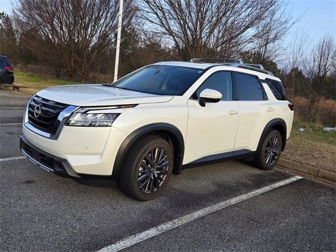 Used 2024 Nissan Pathfinder SL w/ SL Premium Package image 3