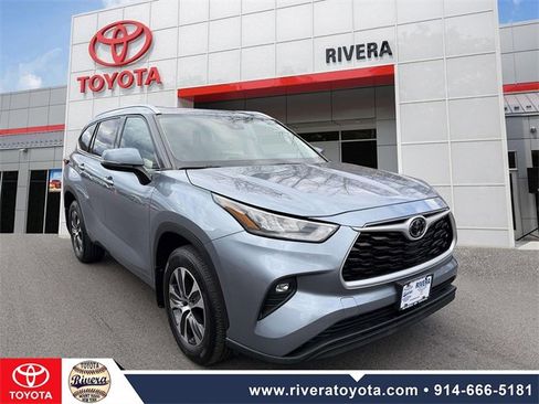 Used 2020 Toyota Highlander XLE image 2