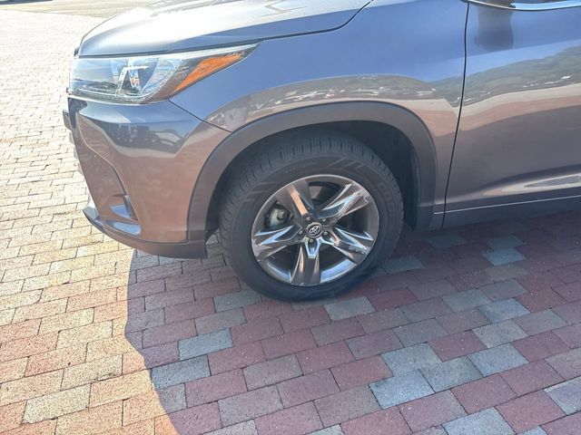 Used 2018 Toyota Highlander Limited Platinum FWD image 2