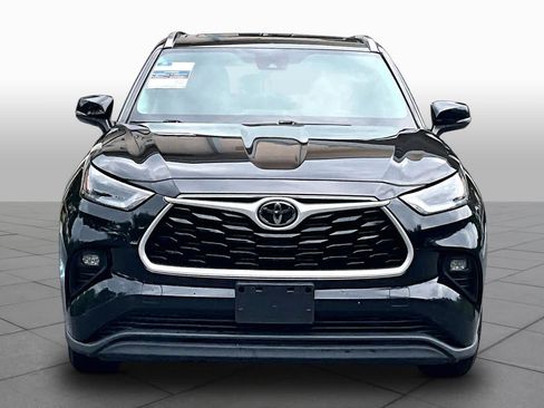 Used 2021 Toyota Highlander XLE AWD/4WD image 4