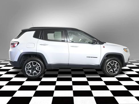 Used 2024 Jeep Compass Trailhawk AWD/4WD image 9