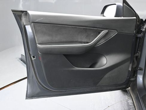 Used 2022 Tesla Model Y Long Range image 45