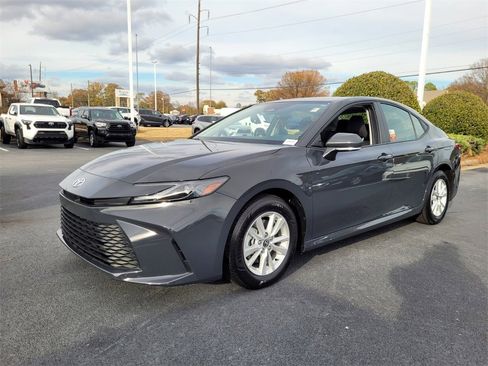 Used 2025 Toyota Camry LE image 3