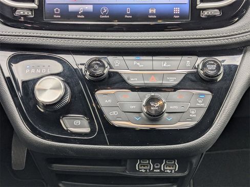 Used 2023 Chrysler Pacifica Touring image 28
