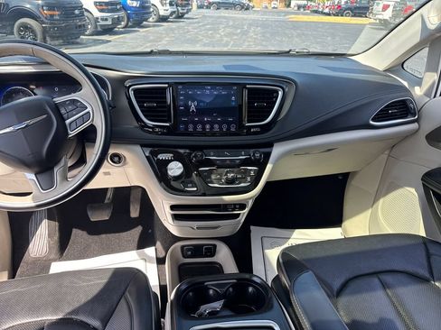 Used 2018 Chrysler Pacifica Limited FWD image 28