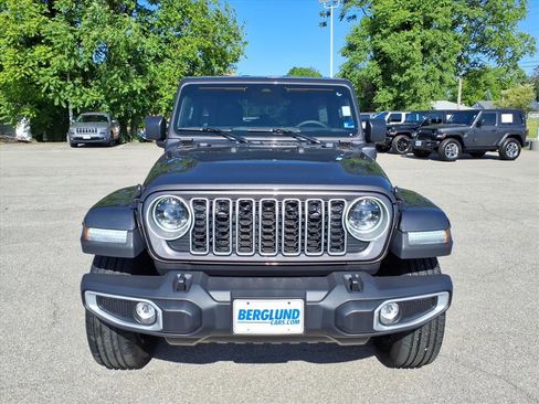 Used 2025 Jeep Wrangler Unlimited Sahara AWD/4WD image 9