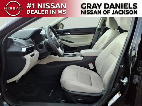 Used 2025 Nissan Altima 2.5 SV FWD image 22