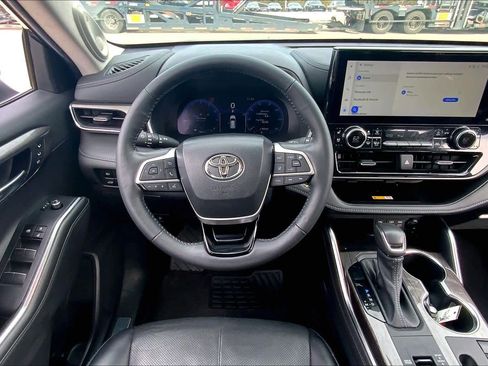 Used 2023 Toyota Highlander Limited image 5