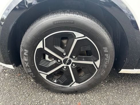 Certified 2023 Kia Niro SX image 9