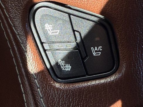 Used 2015 Chevrolet Suburban LTZ image 27