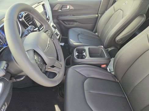 New 2026 Chrysler Pacifica Select w/ S Appearance Package image 10