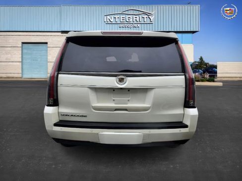 Used 2015 Cadillac Escalade Premium image 4