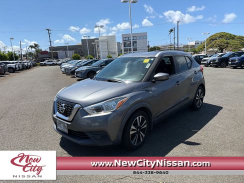 Used 2018 Nissan Kicks SV FWD image 1
