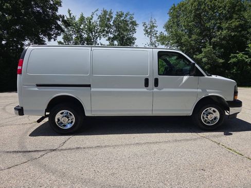 Used 2020 Chevrolet Express 3500 w/ Driver Convenience Package RWD image 6
