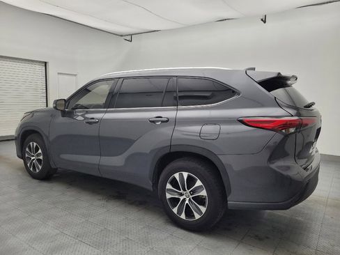 Used 2020 Toyota Highlander XLE image 3