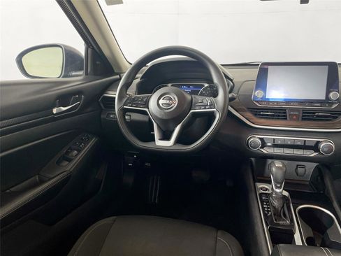 Used 2024 Nissan Altima 2.5 SV image 2