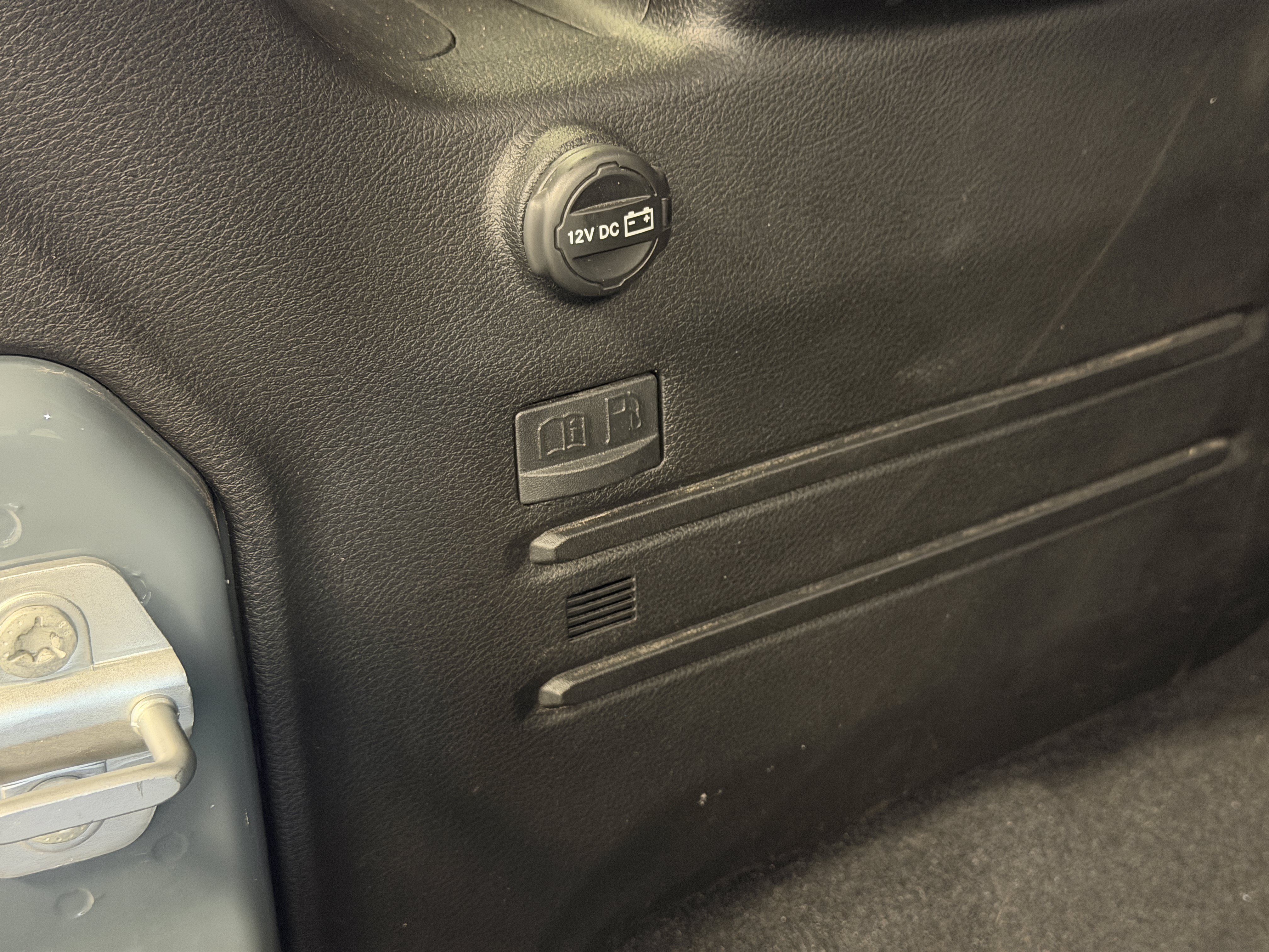 Used 2025 Jeep Wrangler Unlimited Sahara AWD/4WD image 24