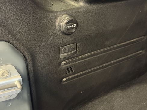 Used 2025 Jeep Wrangler Unlimited Sahara AWD/4WD image 24