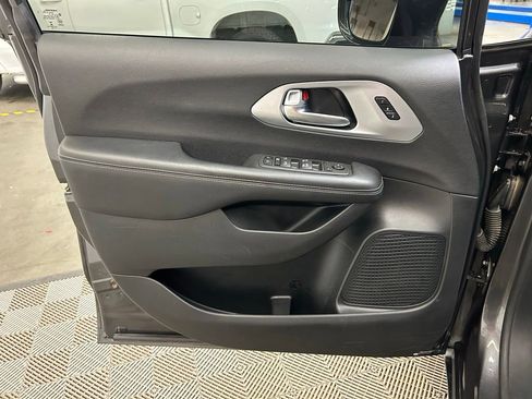 Used 2022 Chrysler Pacifica Touring-L w/ S Appearance Package FWD image 17