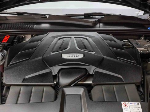 Certified 2023 Porsche Cayenne Platinum Edition image 32