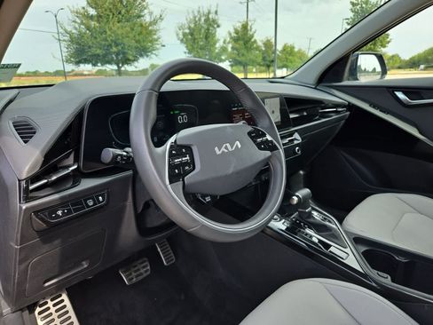 Certified 2024 Kia Niro EX Touring FWD image 2