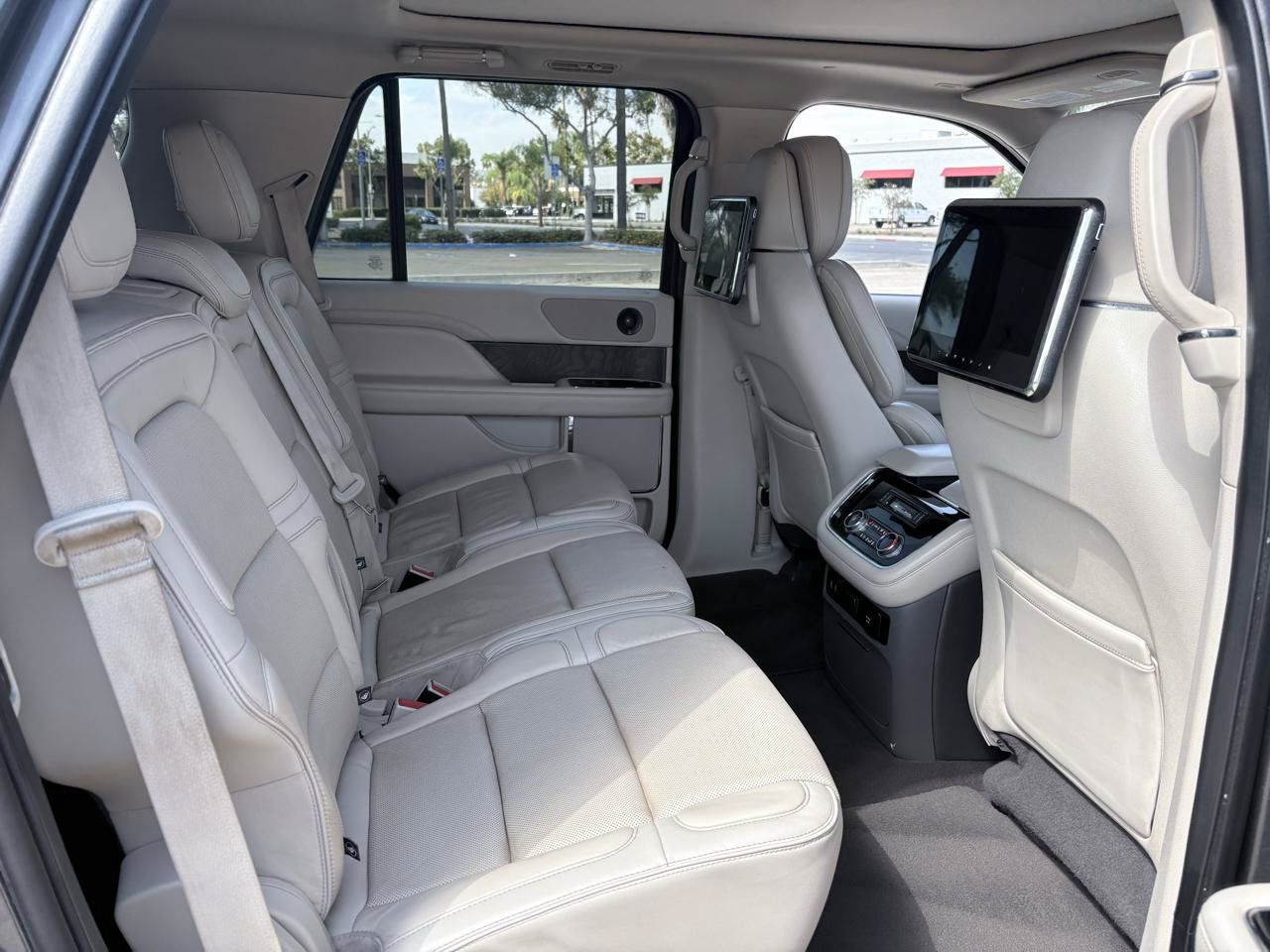 Used 2018 Lincoln Navigator Select w/ Technology Package RWD image 19