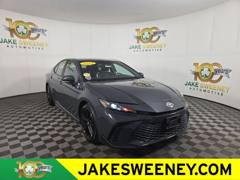 Used 2025 Toyota Camry SE image 1