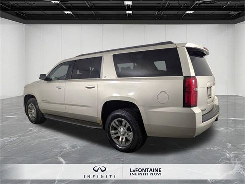 Used 2015 Chevrolet Suburban LT image 3