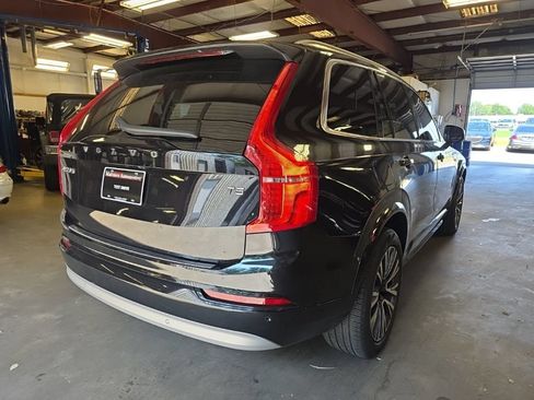 Used 2022 Volvo XC90 T5 Momentum w/ Protection Package Premier FWD image 3