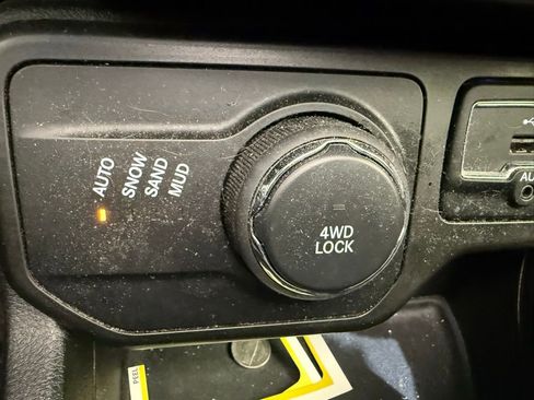 Used 2018 Jeep Renegade Latitude w/ Popular Equipment Group image 26