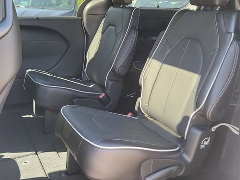 New 2027 Chrysler Pacifica Limited w/ Family Tech Group AWD/4WD image 19