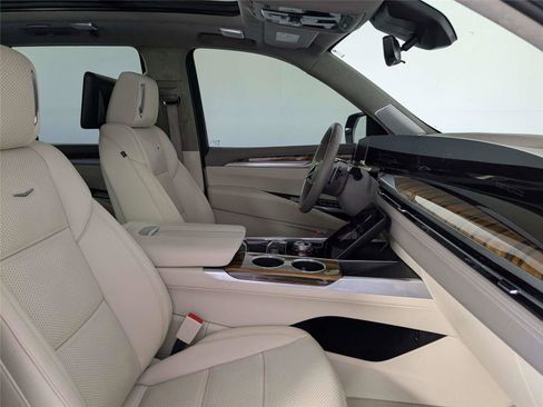 Used 2025 Cadillac Escalade Sport Platinum w/ LPO, Floor Liner Package AWD/4WD image 37