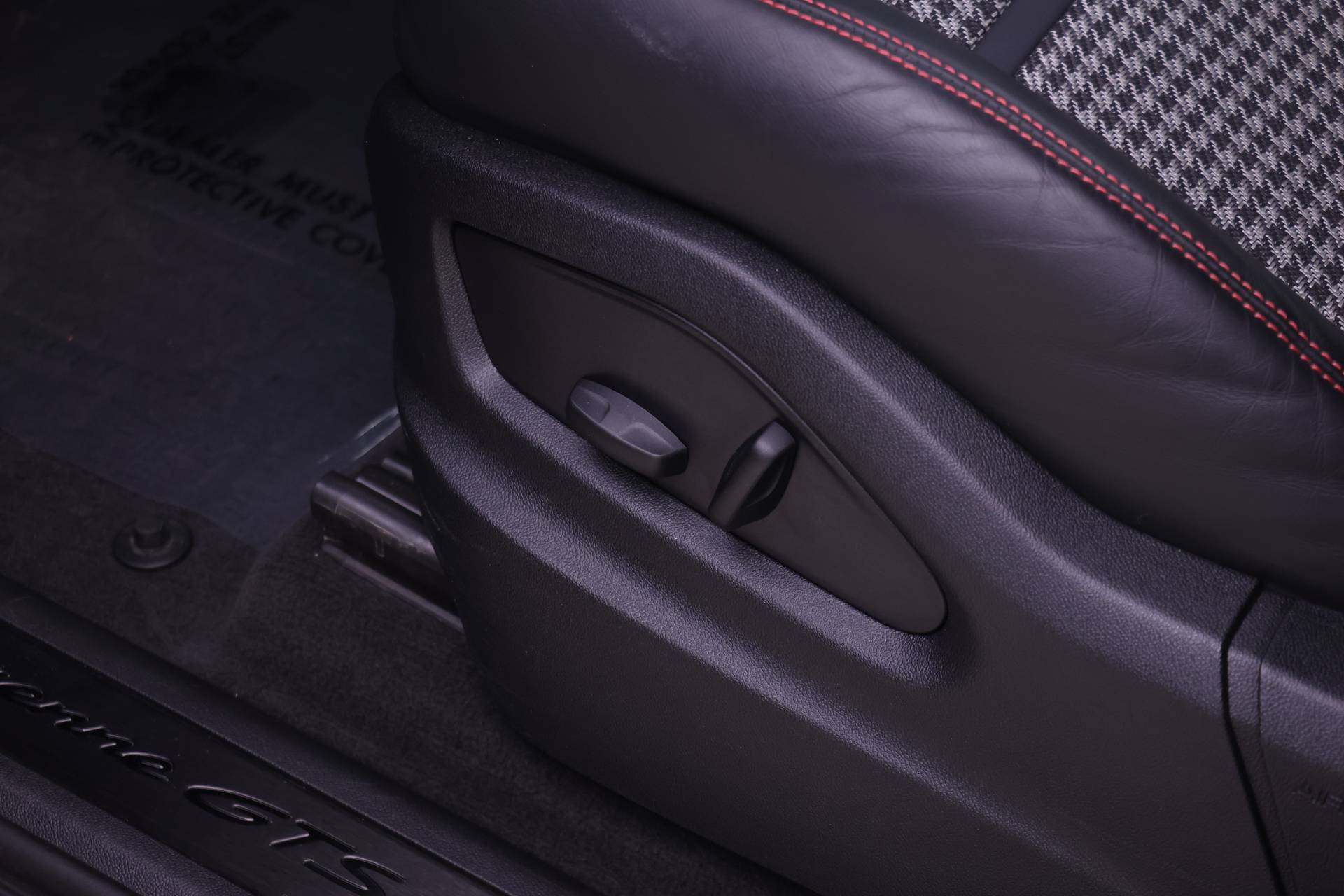 Certified 2025 Porsche Cayenne GTS AWD/4WD image 22