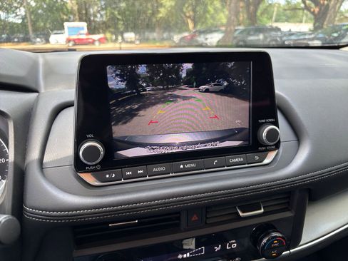 Used 2025 Nissan Rogue SV FWD image 25