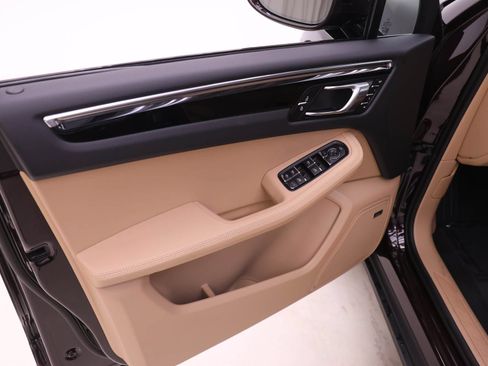 Used 2026 Porsche Macan AWD/4WD image 16