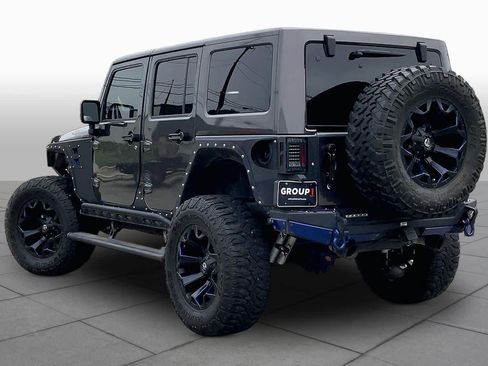 Used 2017 Jeep Wrangler Unlimited Rubicon w/ Cold Weather Group AWD/4WD image 11