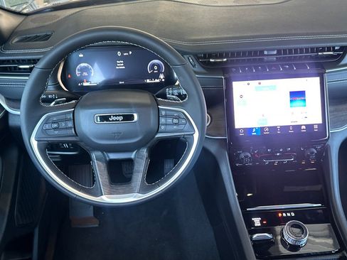 New 2025 Jeep Grand Cherokee Limited w/ Luxury Tech Group II image 13