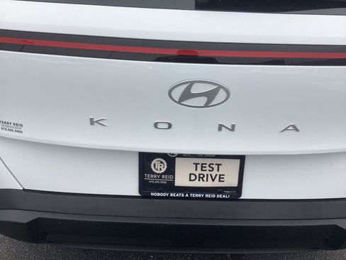 Used 2025 Hyundai Kona SE FWD image 11
