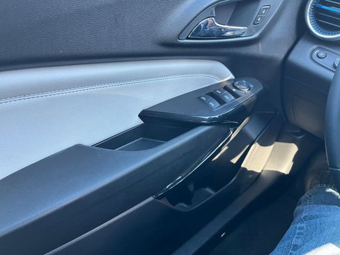 Used 2025 Chevrolet Trax LT w/ LT Convenience Package image 20