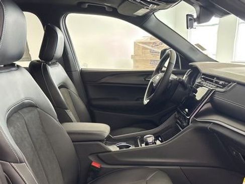 New 2025 Jeep Grand Cherokee L Altitude image 32