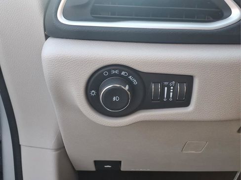 Used 2024 Chrysler Pacifica Touring-L image 17