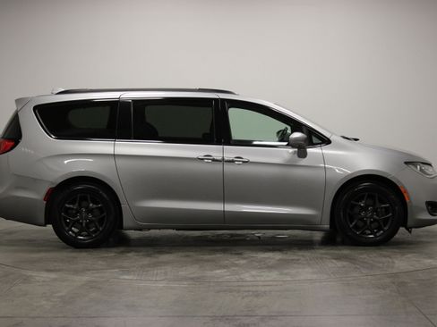 Used 2020 Chrysler Pacifica Touring-L Plus FWD image 9