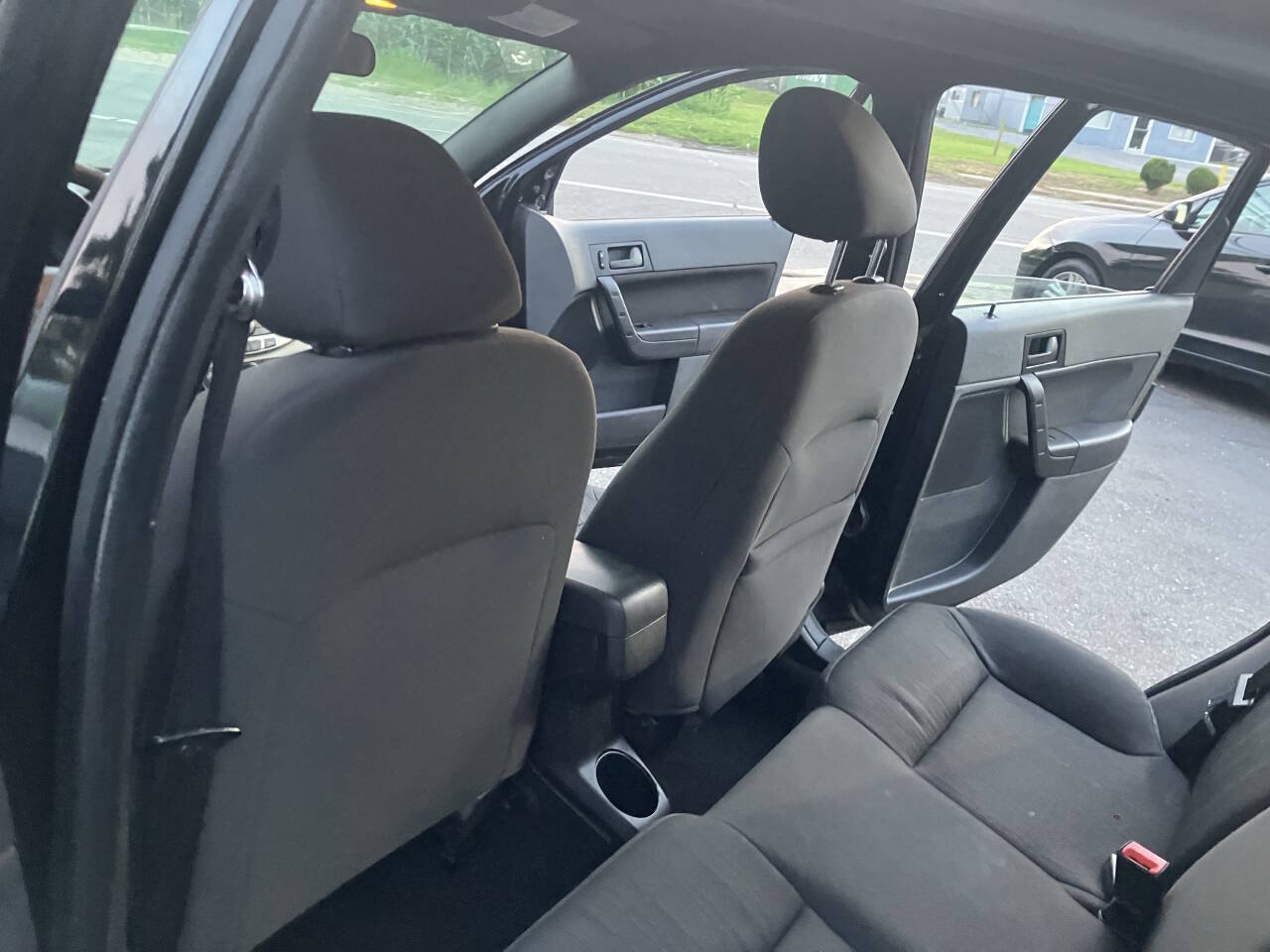 Used 2010 Ford Focus SE FWD image 28