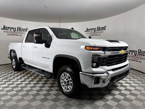 Used 2025 Chevrolet Silverado 2500 LT w/ Convenience Package AWD/4WD image 3