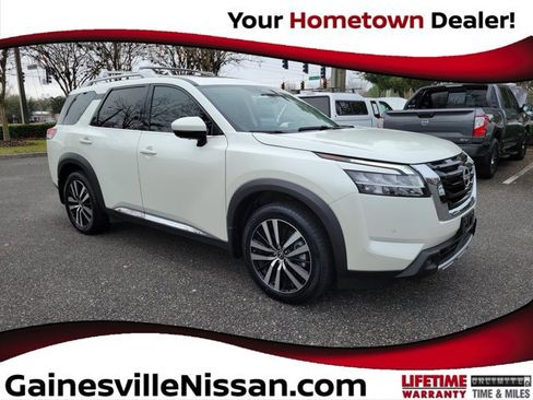Used 2023 Nissan Pathfinder Platinum image 1